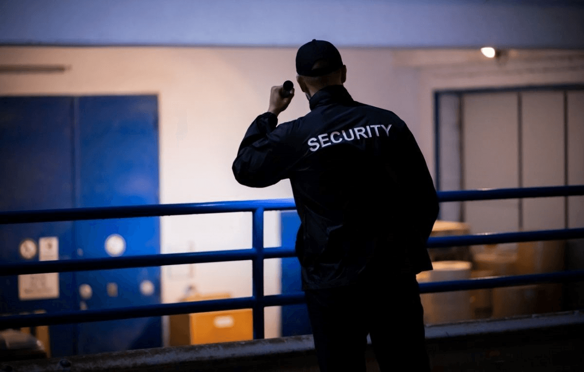 تقليص ساعات عمل حراس الأمن الخاص.. إصلاح اجتماعي أمام اختبار التنزيل