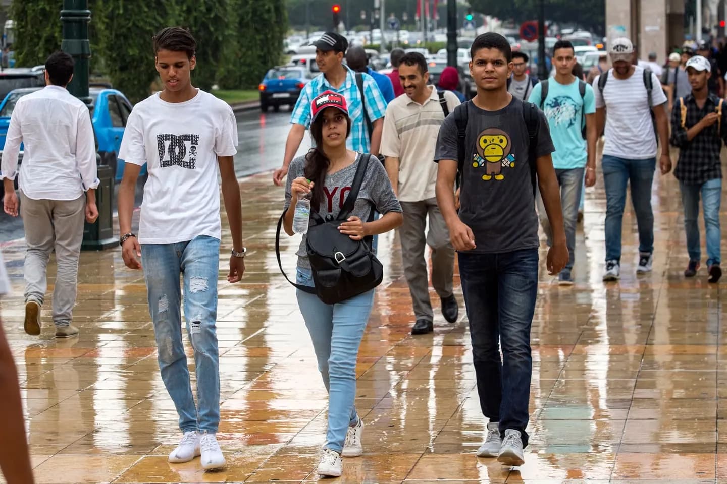 جيل وُلد مع العهد الجديد.. 27 عاما غيّرت المغرب فهل تغيّرت معها شروط حياة الشباب؟