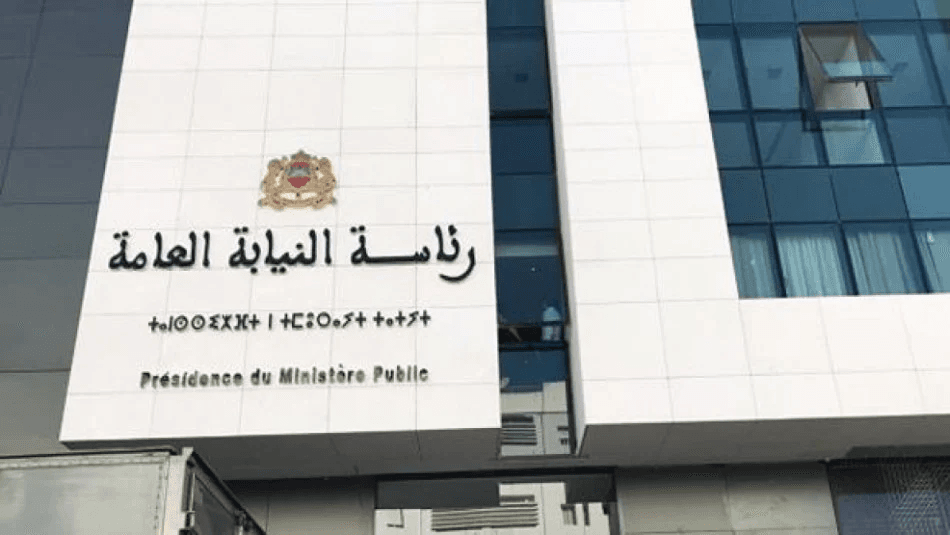 انتخابات.. فتح تحقيق حول صندوق زجاجي بداخله بعض الأغلفة البيضاء